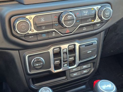 Used 2023 Jeep Wrangler Unlimited AWD/4WD image 28