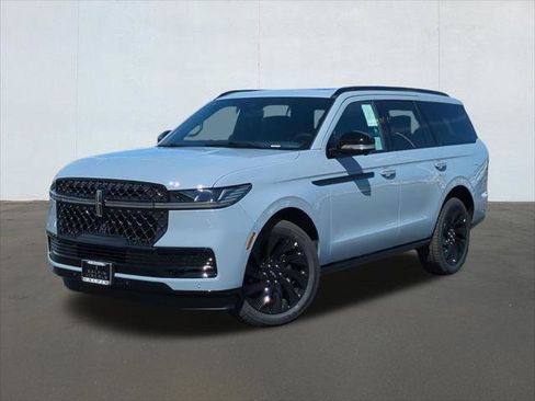 New 2026 Lincoln Navigator Reserve w/ Jet Appearance Package AWD/4WD image 1