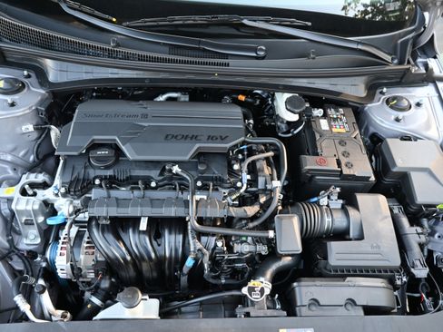 Certified 2025 Hyundai Elantra SE FWD image 13