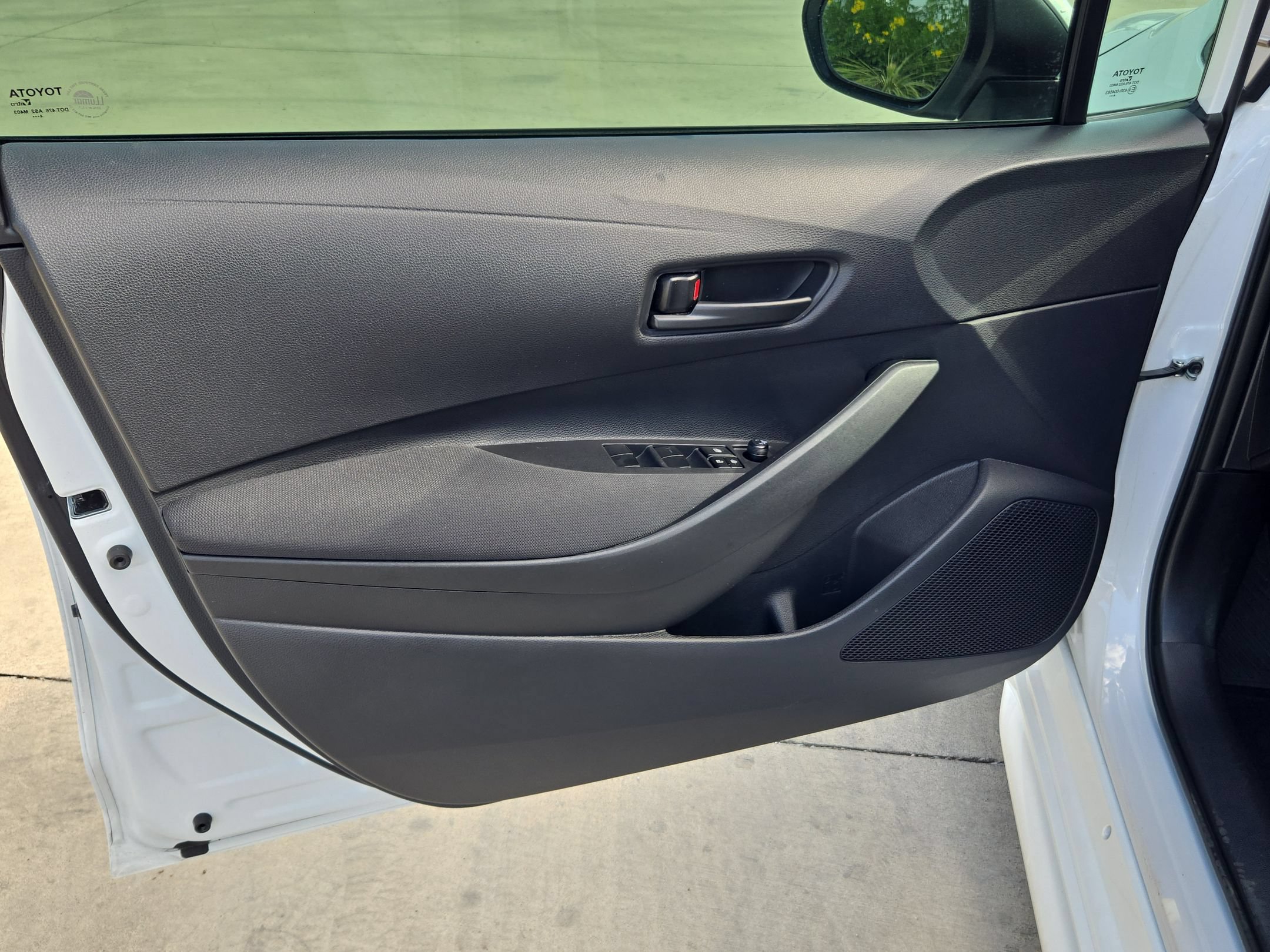Used 2025 Toyota Corolla LE FWD image 11