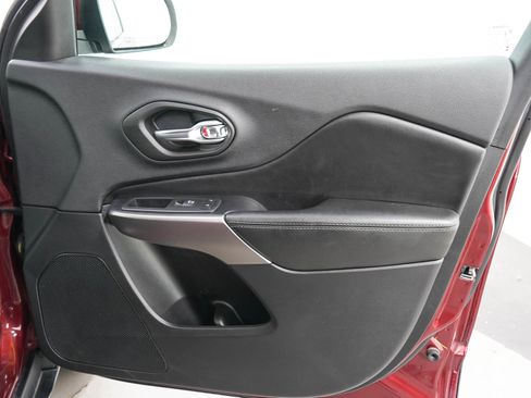 Used 2019 Jeep Cherokee Limited AWD/4WD image 12