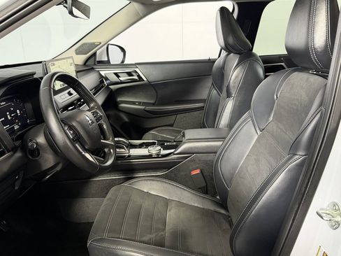 Used 2025 Mitsubishi Outlander SE image 23