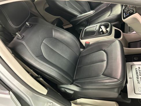 Used 2024 Chrysler Pacifica Touring-L FWD image 26