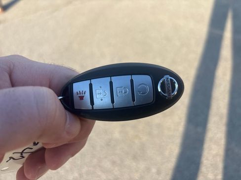 Used 2017 Nissan Titan SL image 32