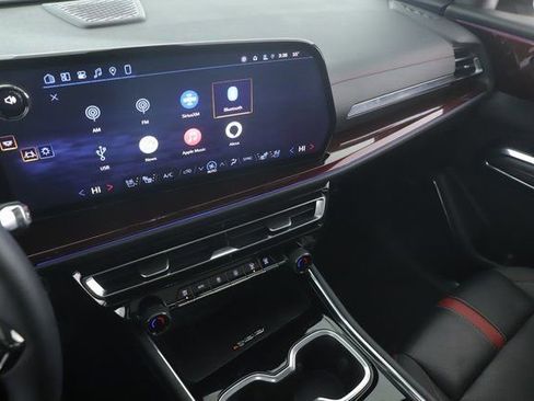 Used 2025 Chevrolet Traverse RS image 27