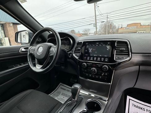 Used 2019 Jeep Grand Cherokee Laredo AWD/4WD image 27