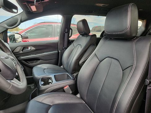 Used 2025 Chrysler Pacifica Select FWD image 9