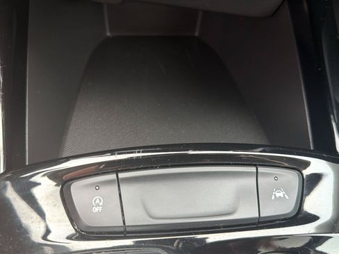 Used 2025 Chevrolet Trax LT FWD image 10