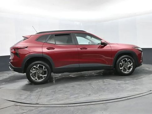 Used 2025 Chevrolet Trax LT w/ LT Convenience Package image 4