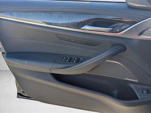 Used 2022 BMW M550i xDrive w/ Executive Package image 10