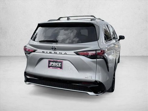 Used 2022 Toyota Sienna XSE w/ XSE Plus Package FWD image 4