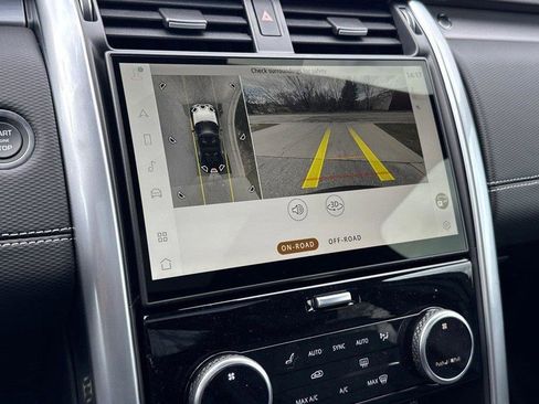 Used 2025 Land Rover Discovery Dynamic SE image 9