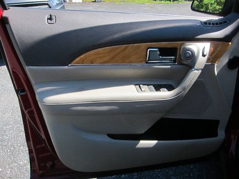 Used 2014 Lincoln MKX AWD w/ Equipment Group 102A image 9
