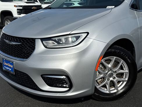 Used 2024 Chrysler Pacifica Touring-L image 3