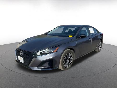 Used 2025 Nissan Altima 2.5 SV FWD image 7
