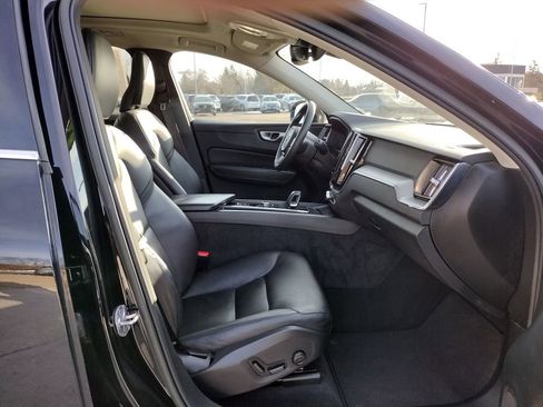 Used 2023 Volvo XC60 B5 Core image 12