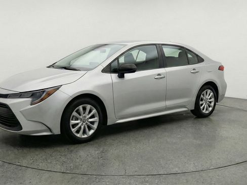 Used 2025 Toyota Corolla Cross LE image 3