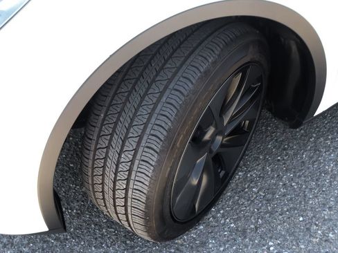 Used 2024 Tesla Model Y Long Range RWD image 45