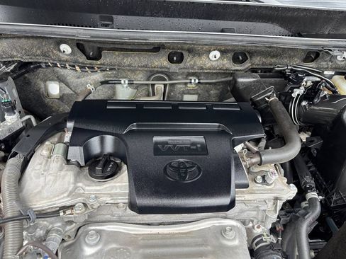 Used 2018 Toyota RAV4 LE FWD image 17