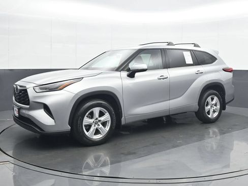 Used 2022 Toyota Highlander L AWD/4WD image 2