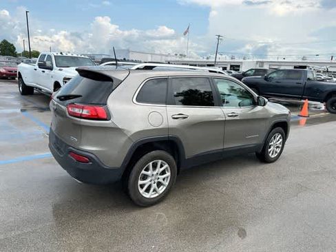 Used 2017 Jeep Cherokee Latitude w/ Comfort/Convenience Group AWD/4WD image 19