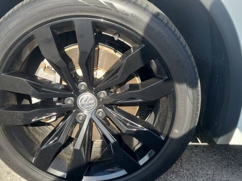 Used 2021 Volkswagen Tiguan SE R-Line image 3