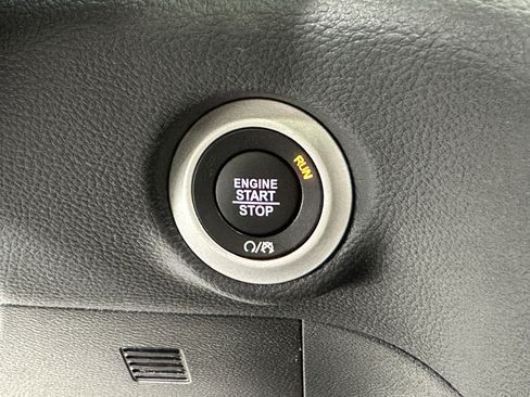 Used 2025 Chrysler Pacifica Limited image 27