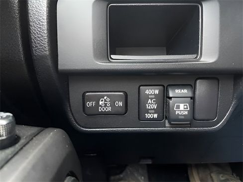 Used 2017 Toyota Tacoma TRD Sport image 11