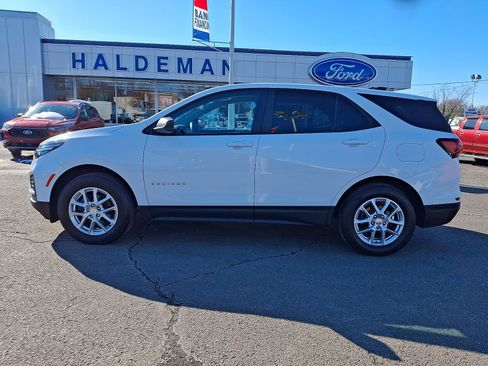 Used 2023 Chevrolet Equinox LS w/ LS Convenience Package image 4