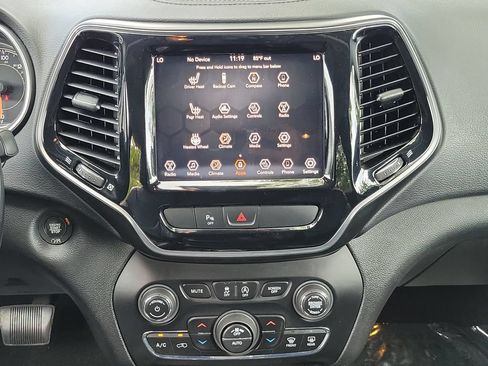 Used 2019 Jeep Cherokee Limited AWD/4WD image 23