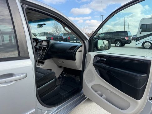Used 2016 Dodge Grand Caravan SXT w/ Rear Park Assist Package image 25