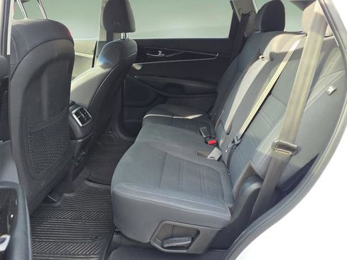 Used 2019 Kia Sorento LX w/ LX Convenience Package image 13
