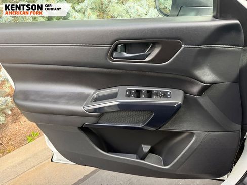 Used 2025 Nissan Pathfinder SV image 22