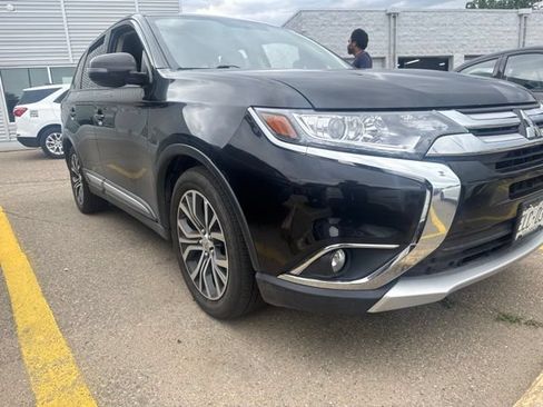 Used 2017 Mitsubishi Outlander SE AWD/4WD image 1