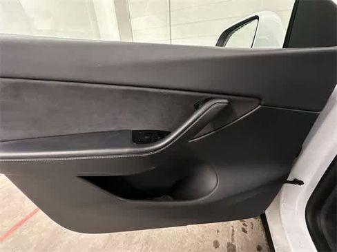 Used 2021 Tesla Model Y Long Range image 16