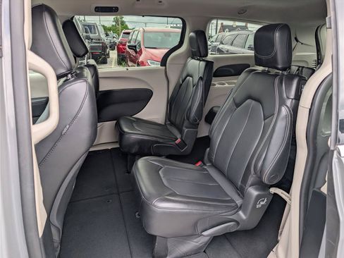 Used 2023 Chrysler Pacifica Touring-L FWD image 15
