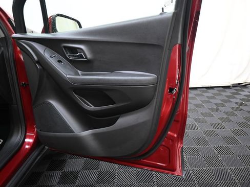 Used 2019 Chevrolet Trax LT w/ LT Convenience Package FWD image 29