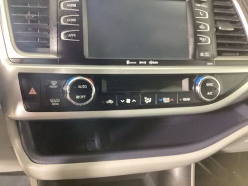 Used 2018 Toyota Highlander XLE AWD/4WD image 19