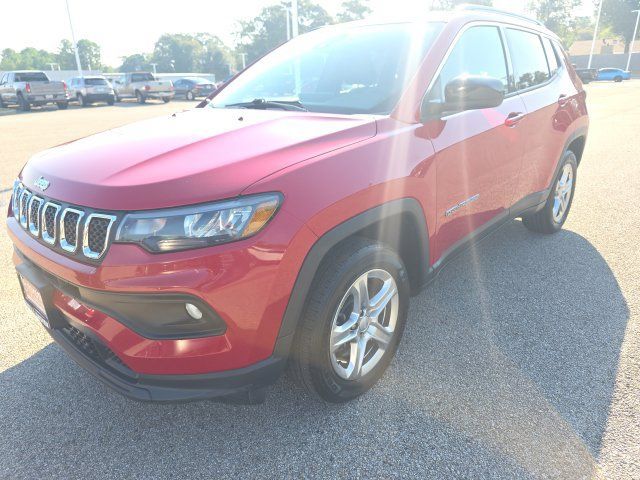 Used 2023 Jeep Compass Latitude w/ Convenience Group AWD/4WD image 1