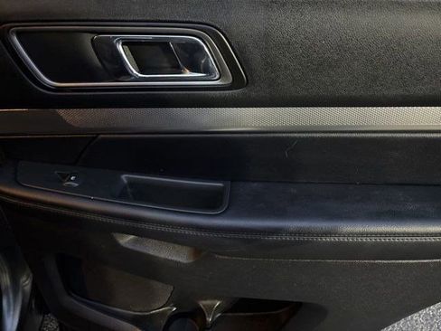 Used 2018 Ford Explorer XLT image 36