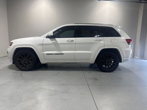 Used 2020 Jeep Grand Cherokee Altitude RWD image 10