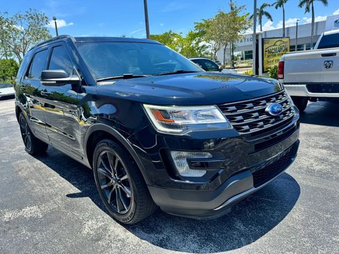 Used 2017 Ford Explorer XLT w/ Equipment Group 202A FWD image 3