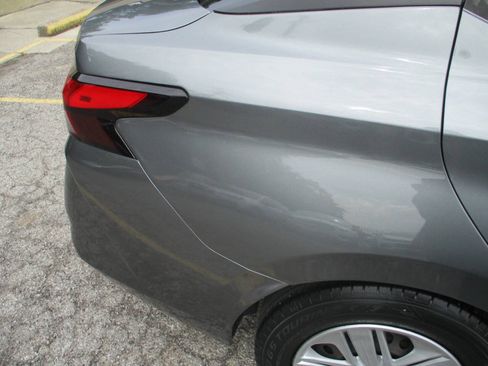 Used 2021 Nissan Versa S FWD image 19