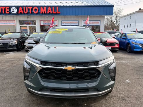 Used 2025 Chevrolet Trax LT image 3