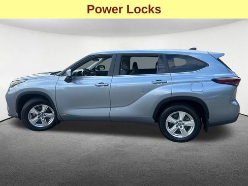 Used 2024 Toyota Highlander LE AWD/4WD image 6