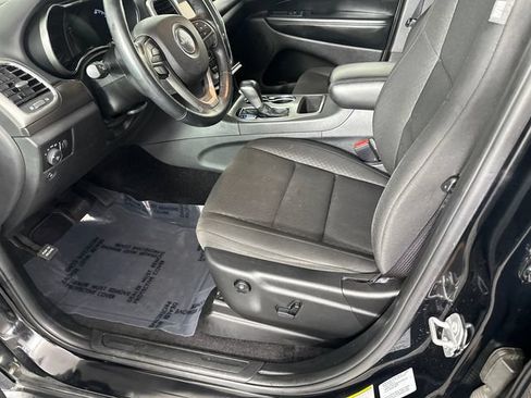 Used 2018 Jeep Grand Cherokee Laredo AWD/4WD image 4