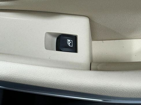 Used 2025 BMW 330i xDrive Sedan w/ Convenience Package image 33