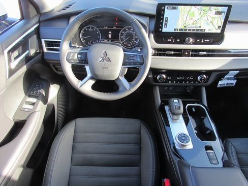 New 2025 Mitsubishi Outlander SE image 11