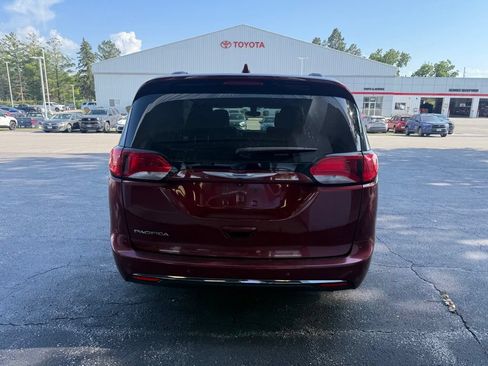 Used 2018 Chrysler Pacifica Touring Plus FWD image 2