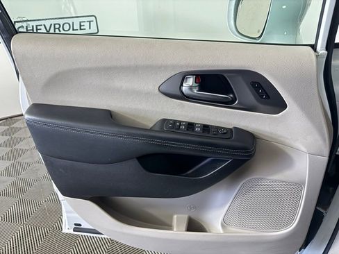 Used 2022 Chrysler Pacifica Touring-L w/ Uconnect Theater Family Group image 13